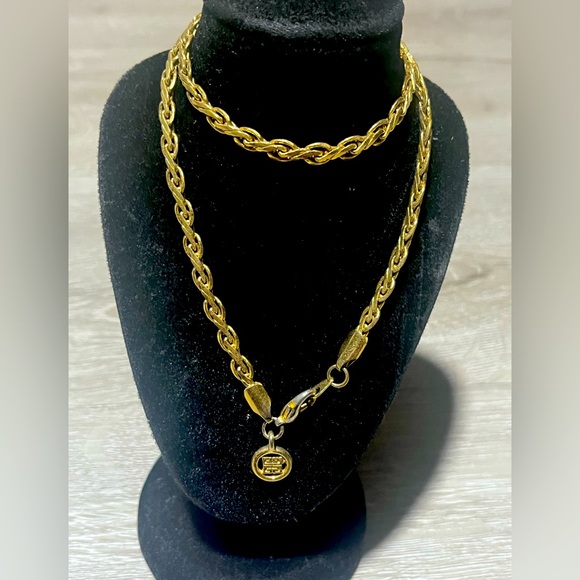 Vintage Gold GIVENCHY Pendant on thick gold rope chain. - Picture 3 of 9